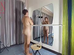 Голая нудистка-парикмахерша стрижет себя, Регина Нуар с1