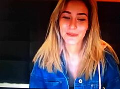 Szőke csaj webkamerás csevegés második rész
