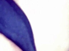 Espiando a la zorra de mi hermanastra me descubre y la muy puta me pide que la folle en cuatro!