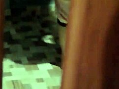 Espiando a la zorra de mi hermanastra me descubre y la muy puta me pide que la folle en cuatro!