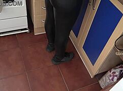 Näytä se karvainen pillu, äitipuoli! Anelias poikapuoli saa tahtonsa