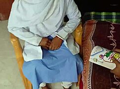 طالبة بنغلاديشية 18+ تلعب دور مع معلمها في غرفة النوم