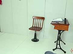 Sclavă porcină BDSM degradată mănâncă fundul domnului în dominație anală dură