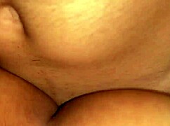 Me follo el co�o de mi amiga pro primera ver en su casa, bent over and licking her pussy hard