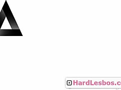 Lille blond teenager 18+ fristet af storbrystet milf Scarlett Sage og Savannah Bond