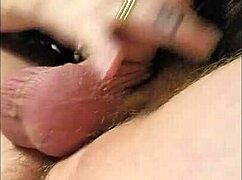 Kocamın büyük beyaz yarağını emiyorum!