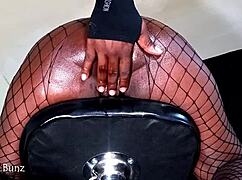 Siyah Ghetto Barbie ders kaçırıp taburede anal göt sikiliyor