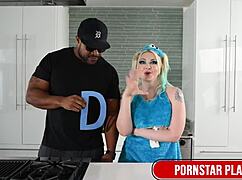 Soy la rubia Leya Falcon y me follan tan duro, ¿sabes?