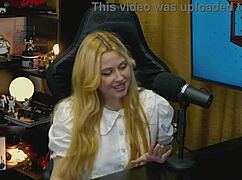 वायम्स की गोरी पॉडकास्ट टेबल पर डॉगी बनकर छोटी पैंटी से भोसड़ी दिखाती है बेकाबू हॉर्नी - पॉपम नो बराको