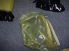 Udělala jsem si self-bondage s 3 vrstvami latexu, 4 rukavicemi a plynovkou
