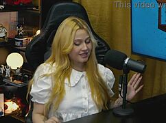 A branquinha da viamms ficou de quatro na mesa do podcast a calcinha t�o pequena que mostrou sua buceta toda muito tesuda - p�pum no barraco