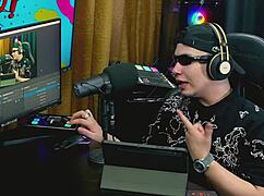 A branquinha da viamms ficou de quatro na mesa do podcast a calcinha t�o pequena que mostrou sua buceta toda muito tesuda - p�pum no barraco