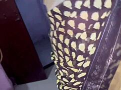 Egy desi bhabhi száriban játékos találkozást oszt meg hindi audióval.