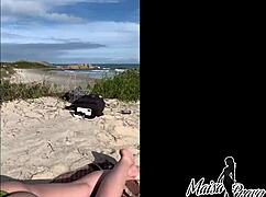 Casada ruiva cavalona dando na praia e tomando leitinho a safada adora dar a buceta escondido