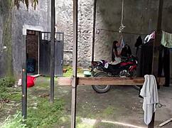 תלמידה נותנת למורה לזיין בגינה בציבור?