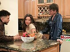 ホットラテン義姉と家族療法3Pシェア！