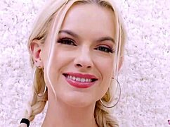 Säteilevä vaalea tyttö esittelee seksikkään kropansa casting-haastattelussa