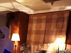 Gadis blowjob pria tua tentara buat bayar sewa di threesome