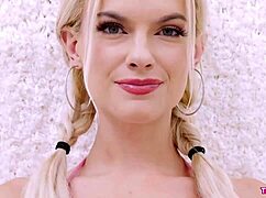 Sijajna blondinka razkazuje svoje seksi telo na avdiciji