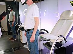 의사가 전기로 환자 치료하며 병원에서 자지 세워