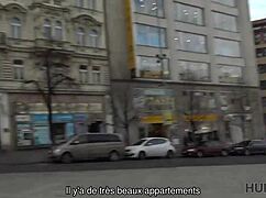 Sleduj priateľku s bohatým študentom