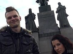 Κοίτα τη γκόμενα με τον πλούσιο γκόμενο να σκουίρταρει