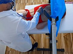 V nemocnici ryšavá sestra dostane tvrdý výtlak od doktora v práci