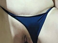 Nagajiva žena sesa ogromen mornarski kurc