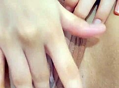 Hermosa hijastra asiática pasa rato sola en su cuarto con shorts