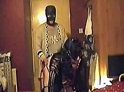 Девушка унижает парня пеггингом жопы на камеру