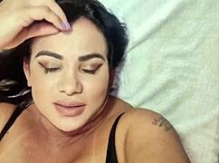 Милф масажира големия клитор.