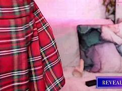 Wah, milf seksi dalam pakaian pelaut main sendiri dengan mainan, jari, dan hisap dildo?