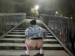 Paseo en tanga por la playa pública