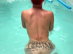 En la piscina con amiga, relajándonos al lado