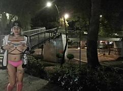 Paseo en tanga por la playa pública