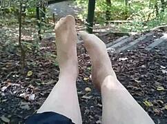 Europeisk tjej på nylonpromenad i skogen