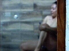 Eve geliyorum ve banyodan önce tıraş olan baldızımı gözetliyorum, heyecanlanıyor ve mastürbasyon yapıyor