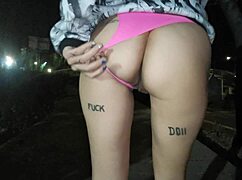 Paseo en tanga por la playa pública