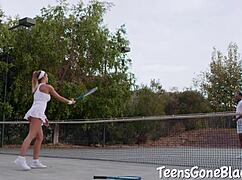 عاهرة صدر كبير تقدم رأس قوي بجرأة لقضيب أسود كبير عملاق