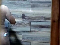 وصلت المنزل وتجسست على أخت زوجي وهي تحلق قبل الاستحمام تثور وتمارس العادة السرية