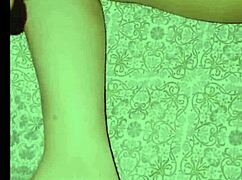 Num quarto quieto, mulher asiática aproveita sessões intensas de bondage com paus grandes, focando sexo hardcore e restrição.