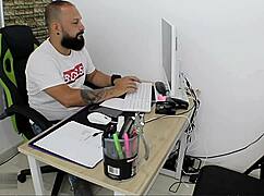 llego a un trato muy caliente con mi jefe para que me suba el sueldo y un mejor cargo - cum on tits - porno en español