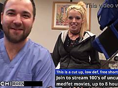 신입생이 병원에서 의사로부터 히타치 오르가즘 얻음