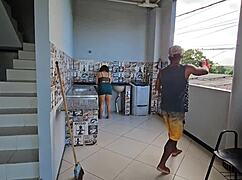 Peguei meu vizinho no flagra roubado minhas calcinhas ver aquilo me deu tanto tesao que deixei ele arronbar meu cuzinho