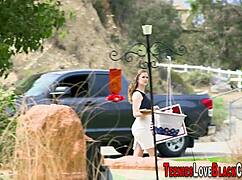 Najstnica jezdi ogromen črn kurac