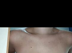 Aynanın Önünde Kıvrımlı Vücutlu Büyük Memeli Sevişmeli Kız Dans Ediyor