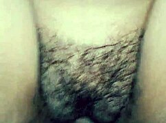 Indijska desi vruća devojka u intenzivnoj aktivnosti i glasno vrišti