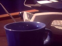 Kurva MILF s velkýma prsama matka sekretářka šuká jako děvka! Miluje anální prstění a výstřiky.