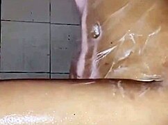 שולחת וידאו שלה מתרחצת לבעל החנות