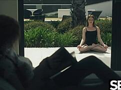 Гибко вылизал горячую пизду своей сексуальной рыжей подруги